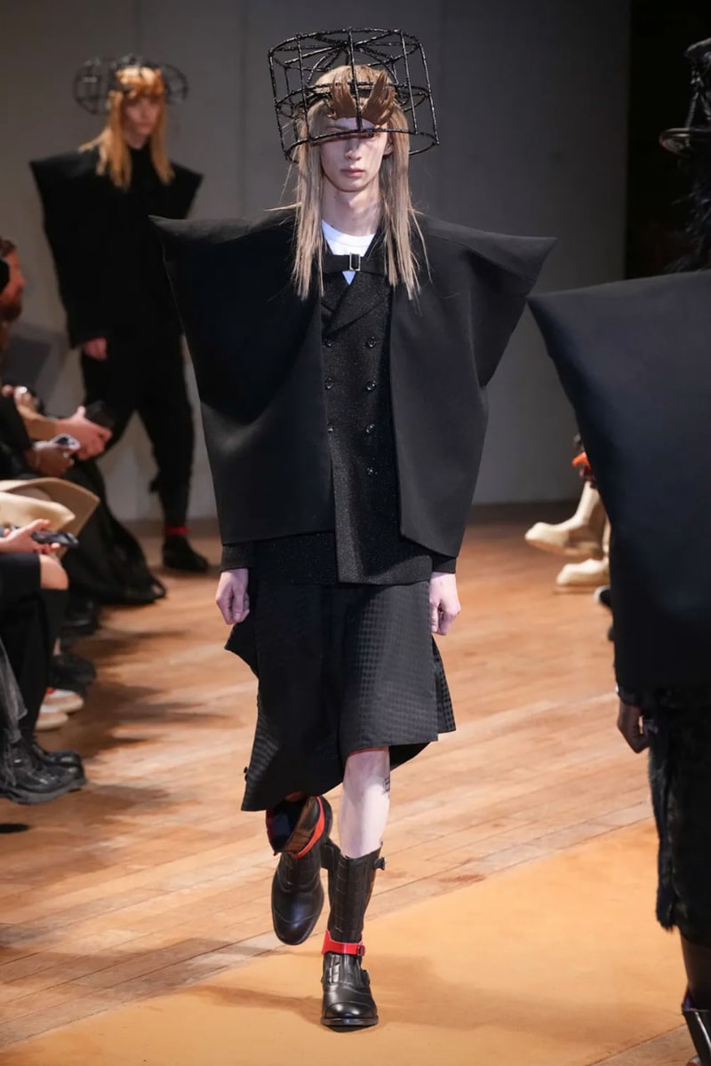 コム デ ギャルソン・オム プリュス 2023年秋冬コレクション COMME des GARÇONS HOMME PLUS FW23 Relies on Deconstruction and Reconstruction Unconventional cuts turn formalwear avant-garde.