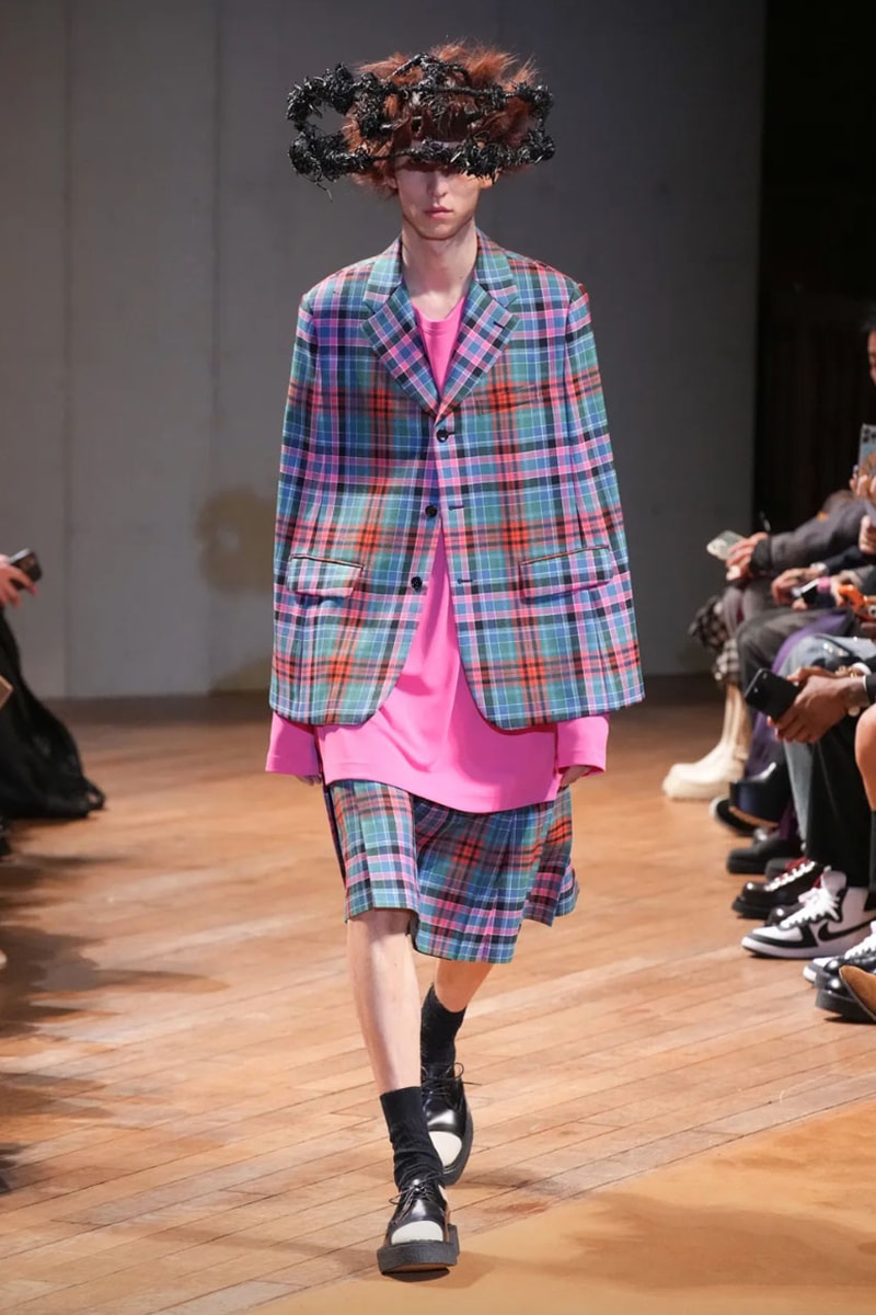 コム デ ギャルソン・オム プリュス 2023年秋冬コレクション COMME des GARÇONS HOMME PLUS FW23 Relies on Deconstruction and Reconstruction Unconventional cuts turn formalwear avant-garde.