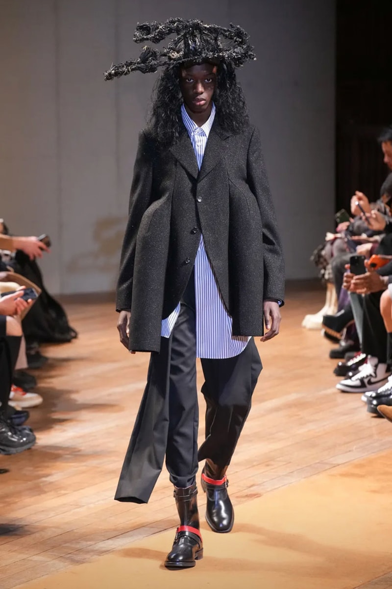 コム デ ギャルソン・オム プリュス 2023年秋冬コレクション COMME des GARÇONS HOMME PLUS FW23 Relies on Deconstruction and Reconstruction Unconventional cuts turn formalwear avant-garde.