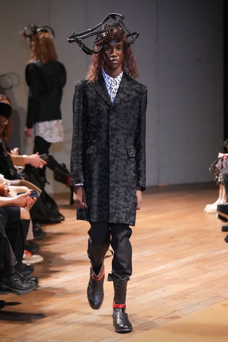コム デ ギャルソン・オム プリュス 2023年秋冬コレクション COMME des GARÇONS HOMME PLUS FW23 Relies on Deconstruction and Reconstruction Unconventional cuts turn formalwear avant-garde.