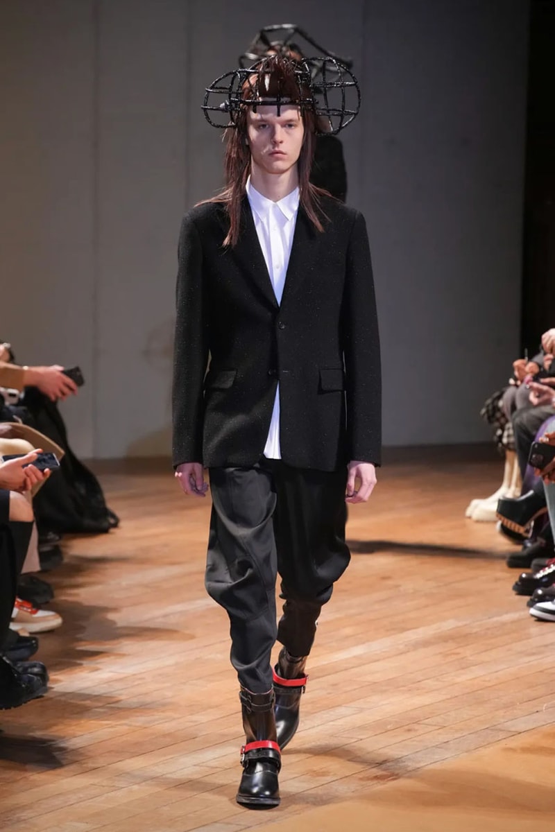 コム デ ギャルソン・オム プリュス 2023年秋冬コレクション COMME des GARÇONS HOMME PLUS FW23 Relies on Deconstruction and Reconstruction Unconventional cuts turn formalwear avant-garde.