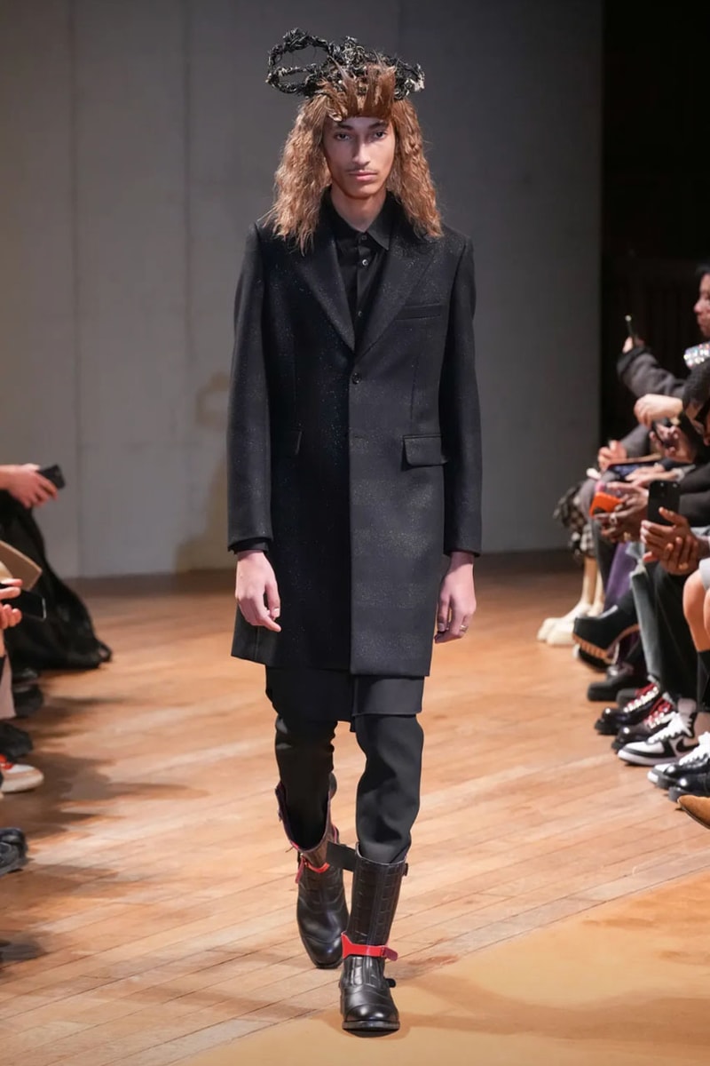 コム デ ギャルソン・オム プリュス 2023年秋冬コレクション COMME des GARÇONS HOMME PLUS FW23 Relies on Deconstruction and Reconstruction Unconventional cuts turn formalwear avant-garde.
