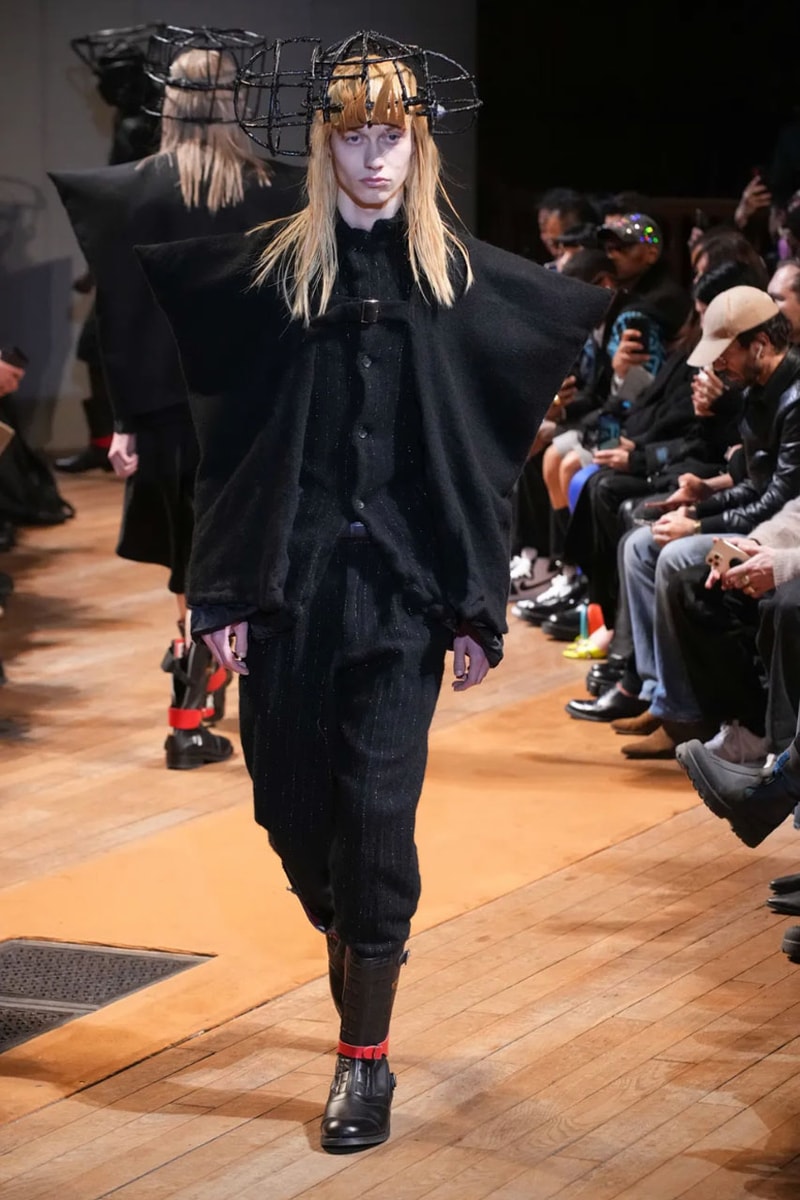 コム デ ギャルソン・オム プリュス 2023年秋冬コレクション COMME des GARÇONS HOMME PLUS FW23 Relies on Deconstruction and Reconstruction Unconventional cuts turn formalwear avant-garde.