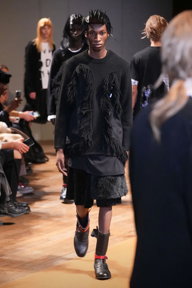 コム デ ギャルソン・オム プリュス 2023年秋冬コレクション COMME des GARÇONS HOMME PLUS FW23 Relies on Deconstruction and Reconstruction Unconventional cuts turn formalwear avant-garde.