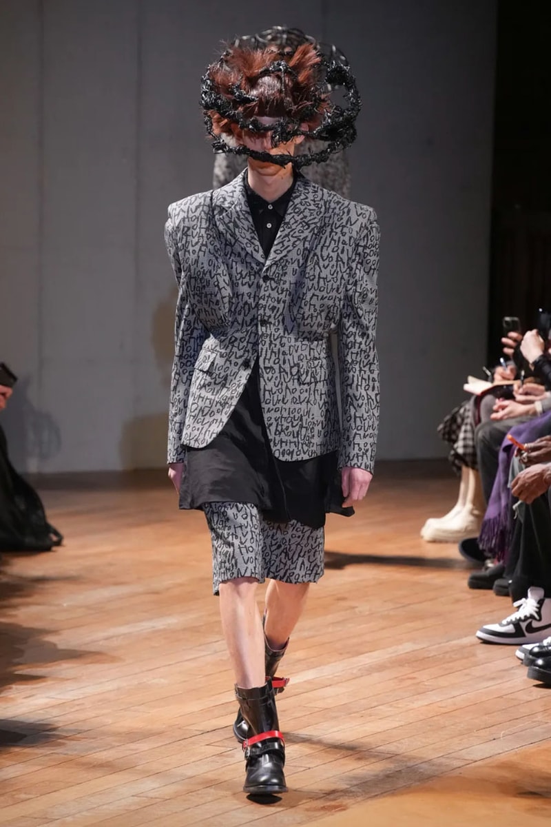 コム デ ギャルソン・オム プリュス 2023年秋冬コレクション COMME des GARÇONS HOMME PLUS FW23 Relies on Deconstruction and Reconstruction Unconventional cuts turn formalwear avant-garde.