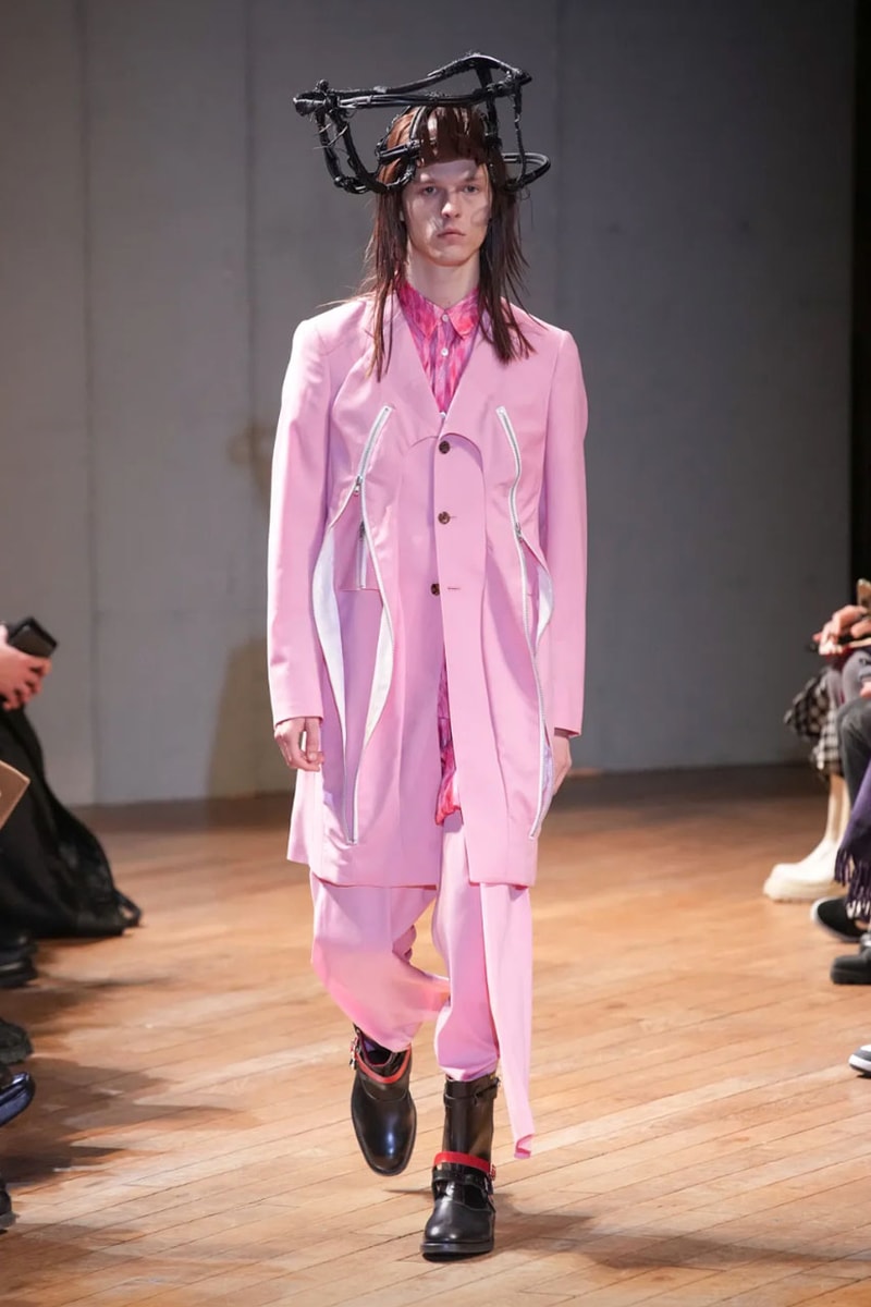 コム デ ギャルソン・オム プリュス 2023年秋冬コレクション COMME des GARÇONS HOMME PLUS FW23 Relies on Deconstruction and Reconstruction Unconventional cuts turn formalwear avant-garde.
