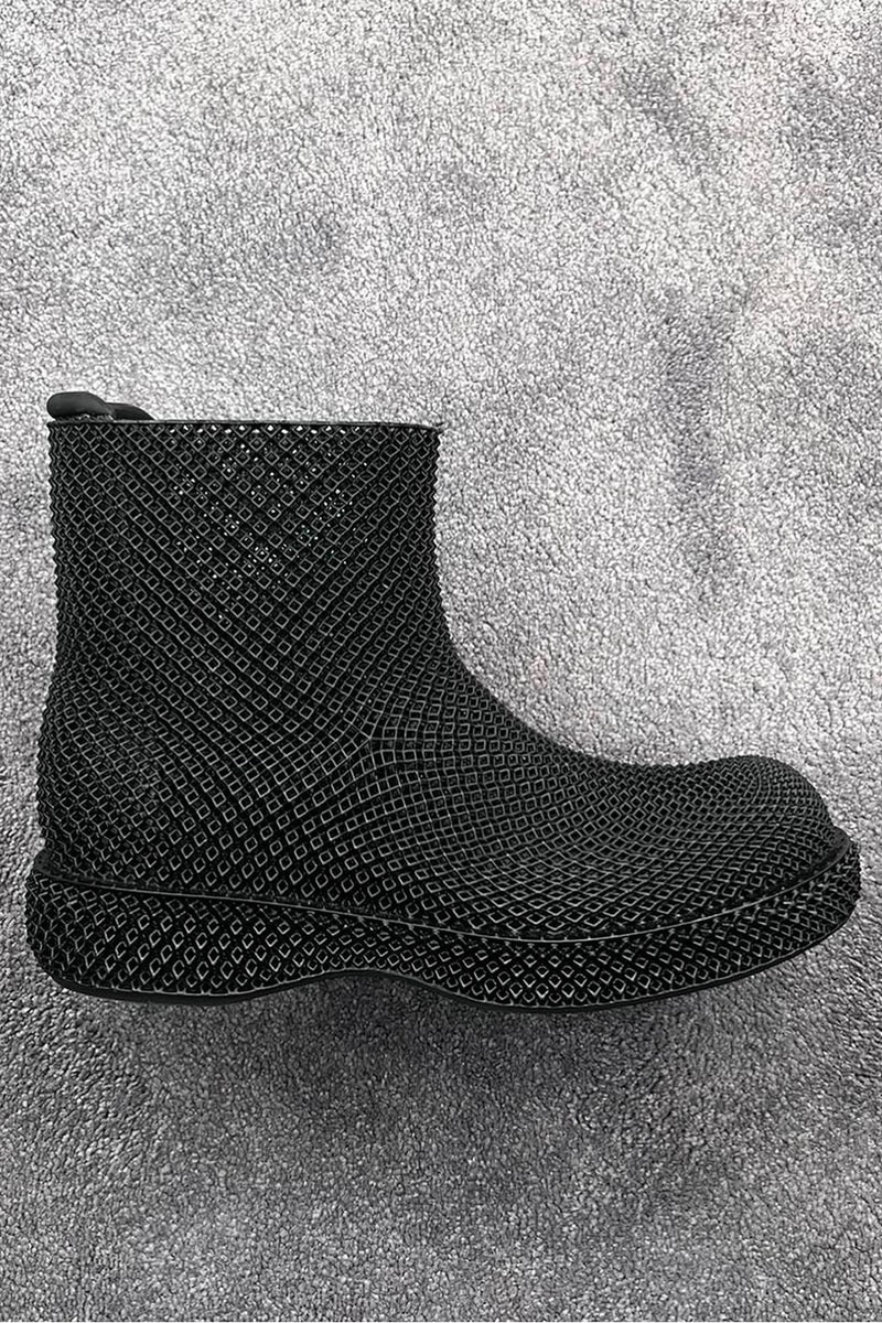 ディオールが3Dプリンターを用いて制作した新作ブーツをお披露目 Thibo Denis dior men winter 2023 collection grid weave black leather release info closer look