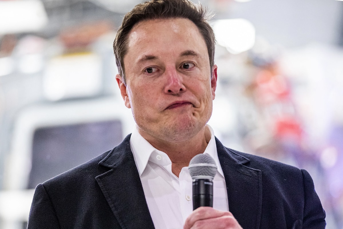 イーロン・マスクが史上初めて2,000億ドルの資産を失った人物に Elon Musk Is the First Person to Ever Lose $200 Billion USD