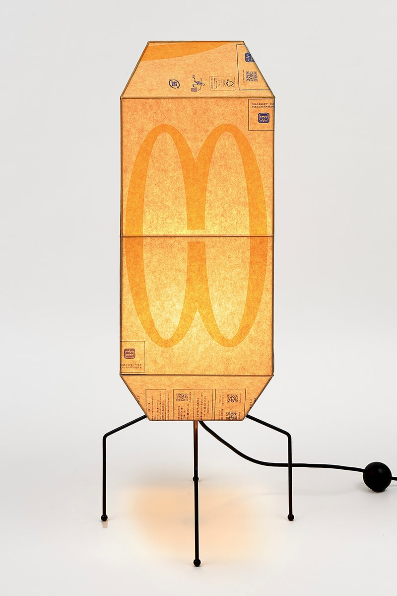 韓国人アーティスト ギュハン・リーがマクドナルドの紙袋を使用したランプを発表 Check Out These McDonald's Paper Bag Lamps Lighting sculptures by Seoul-based artist Gyuhan Lee.