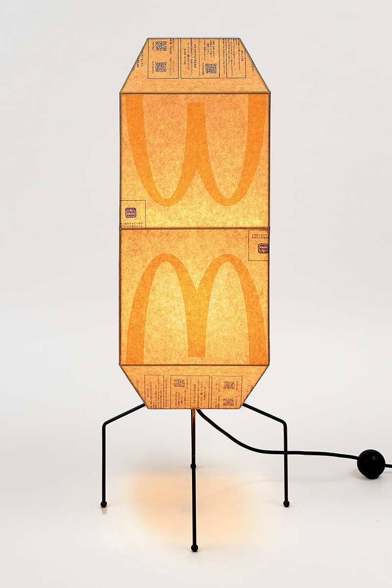 韓国人アーティスト ギュハン・リーがマクドナルドの紙袋を使用したランプを発表 Check Out These McDonald's Paper Bag Lamps Lighting sculptures by Seoul-based artist Gyuhan Lee.