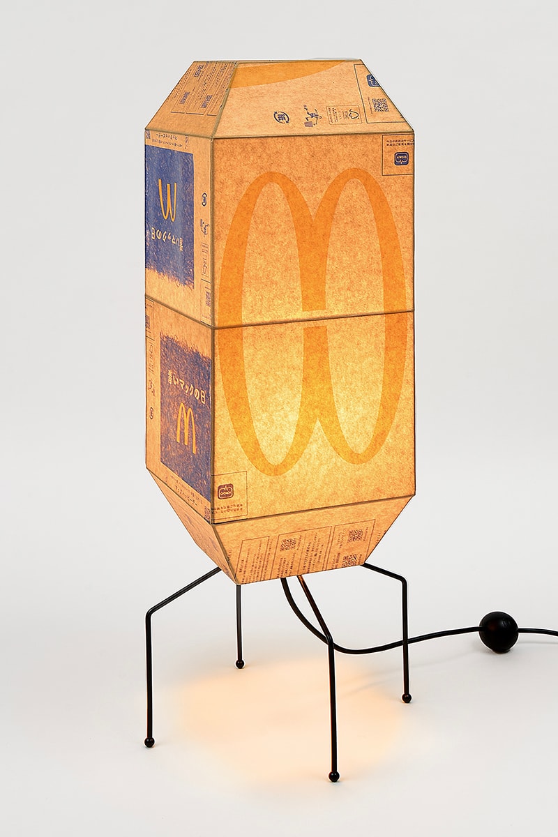 韓国人アーティスト ギュハン・リーがマクドナルドの紙袋を使用したランプを発表 Check Out These McDonald's Paper Bag Lamps Lighting sculptures by Seoul-based artist Gyuhan Lee.