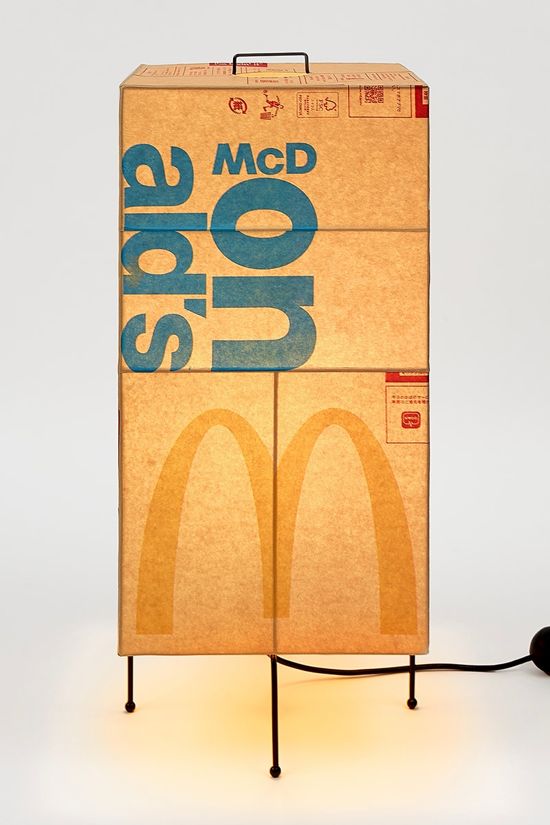 韓国人アーティスト ギュハン・リーがマクドナルドの紙袋を使用したランプを発表 Check Out These McDonald's Paper Bag Lamps Lighting sculptures by Seoul-based artist Gyuhan Lee.