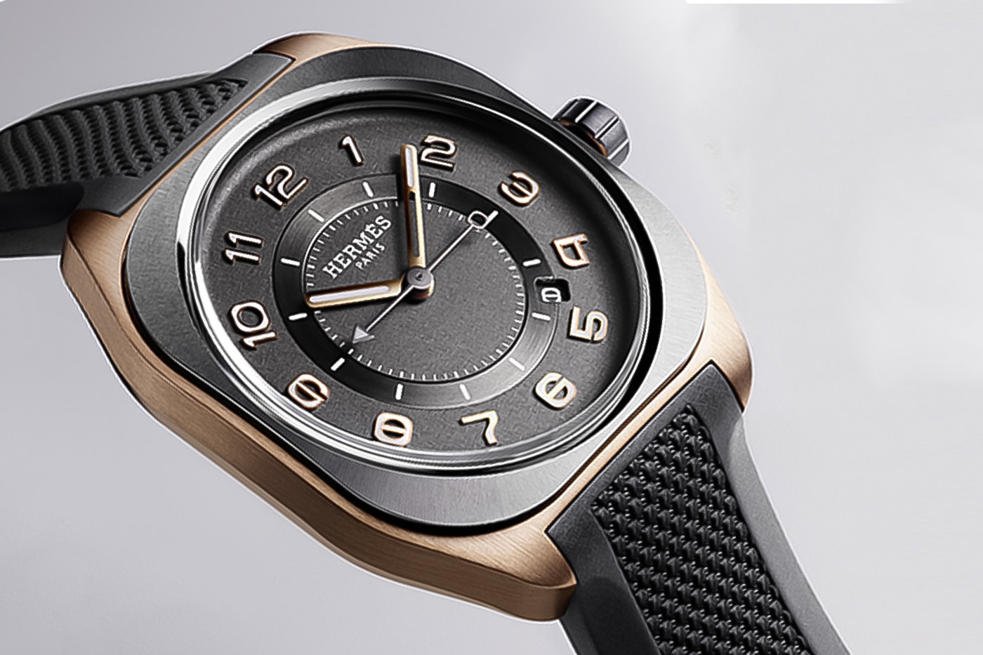 エルメス H08 シリーズからローズゴールドとチタンを組み合わせた新作ウォッチが登場 Hermès Reinterprets the H08 Watch in Rose Gold and Titanium Featuring a two-tone design that boasts urban sophistication and sporty appeal.
