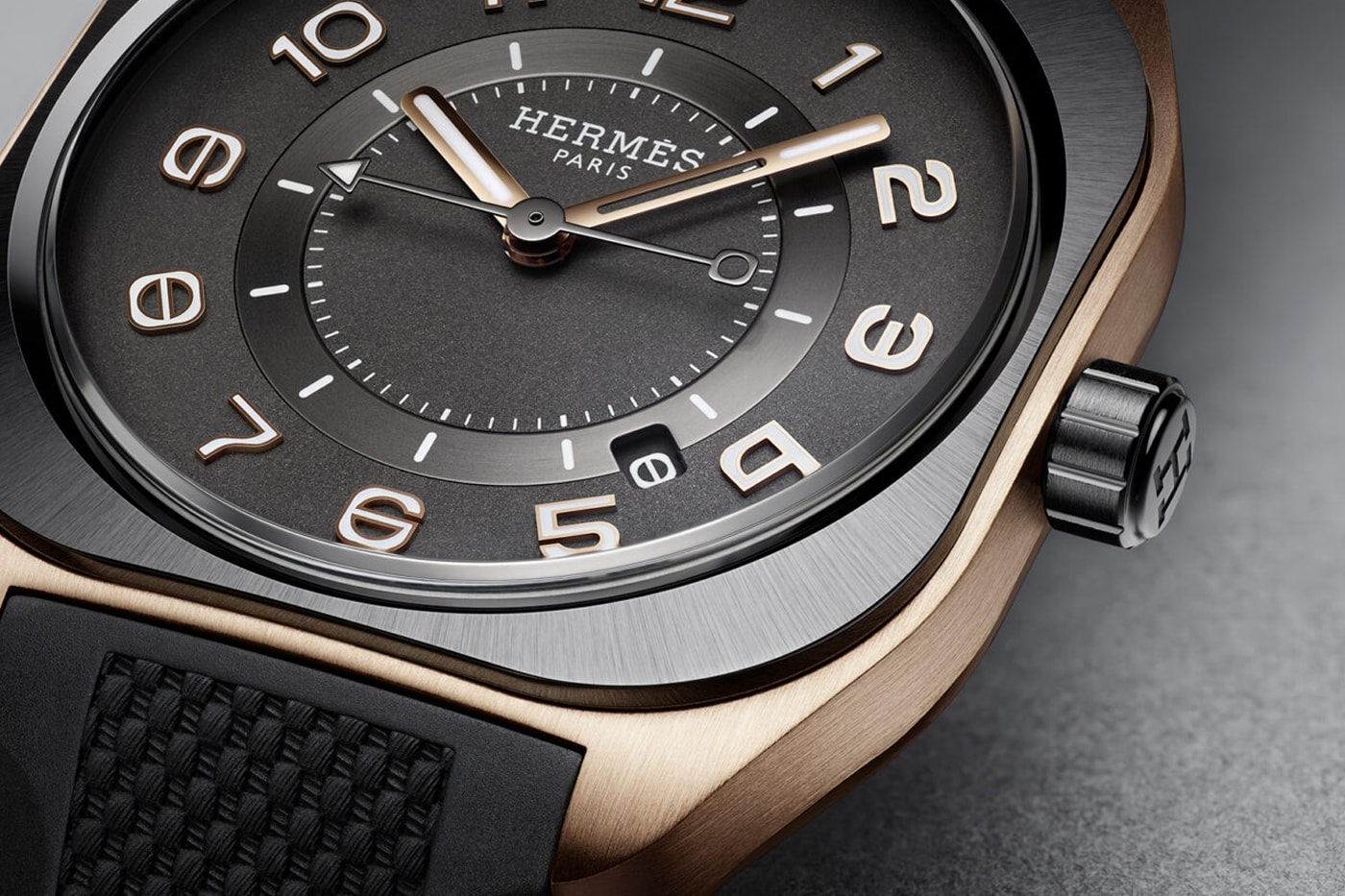 エルメス H08 シリーズからローズゴールドとチタンを組み合わせた新作ウォッチが登場 Hermès Reinterprets the H08 Watch in Rose Gold and Titanium Featuring a two-tone design that boasts urban sophistication and sporty appeal.