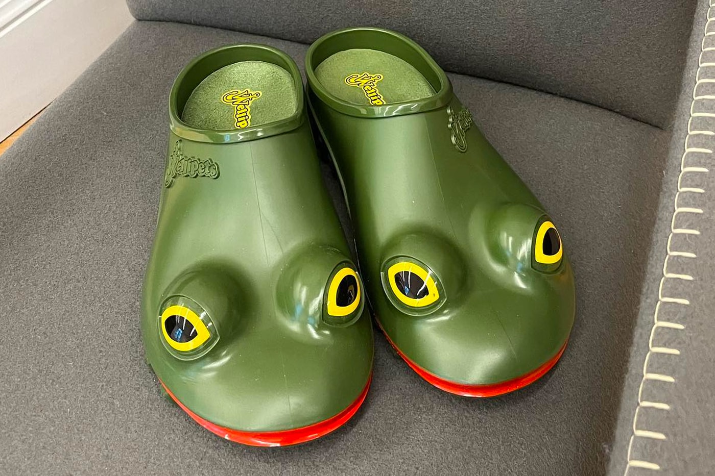 JWアンダーソンから英レインブーツブランド ウェリペッツとのコラボモデルが登場か jonathan jw anderson wellipets frog wellies rain slip on weatherproof shoes green rubber first look info