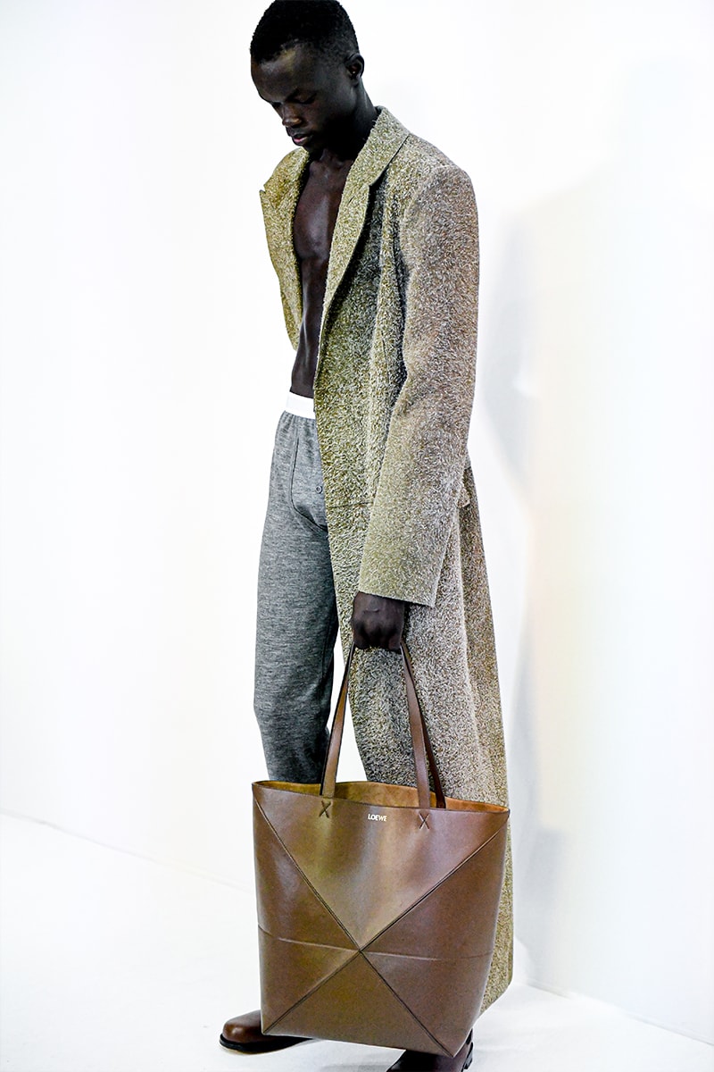 ロエベ 2023年秋冬メンズコレクション LOEWE Fall/Winter 2023 Paris Fashion Week FW23 PFW Jonathan Anderson Julien Nguyen Runway Show Collection Men's