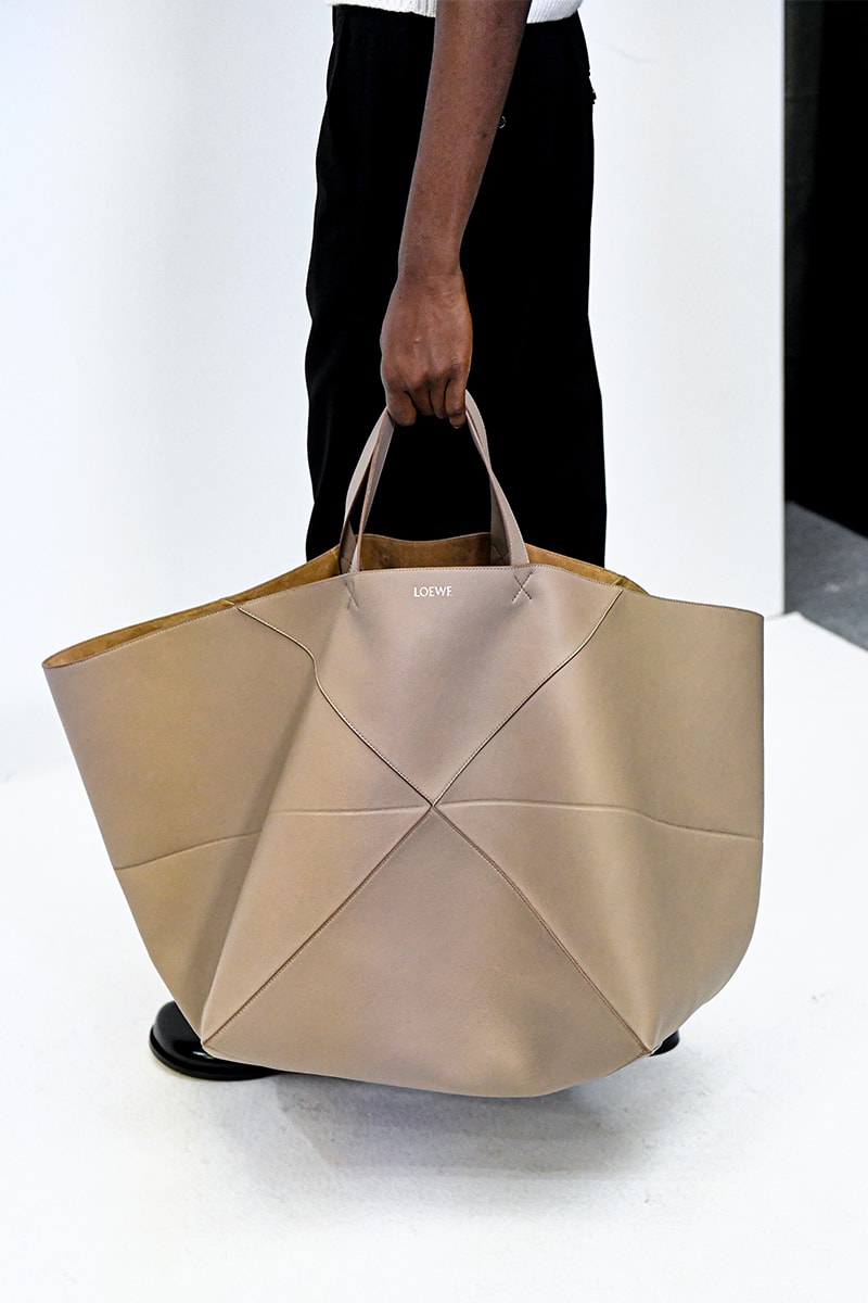 ロエベ 2023年秋冬メンズコレクション LOEWE Fall/Winter 2023 Paris Fashion Week FW23 PFW Jonathan Anderson Julien Nguyen Runway Show Collection Men's