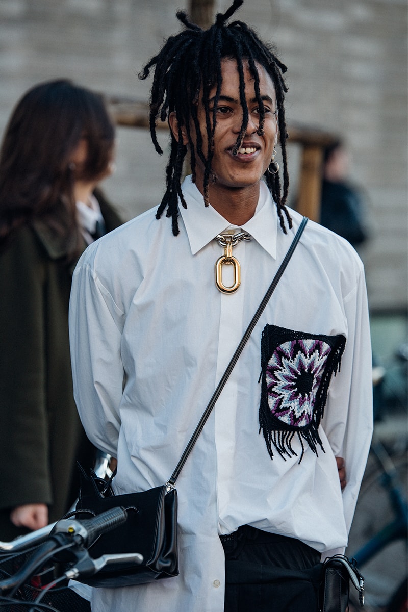 Streetstyle：ミラノ・ファッションウィーク2023年秋冬 Wild Colors and Audacious Patterns Dazzle Mens Milan Fashion Week FW23 Street Style fall winter 2023 fendi gucci adidas baguette kim jones prada raf simons charles jeffrey loverboy milanese etro charles jeffrey loverboy