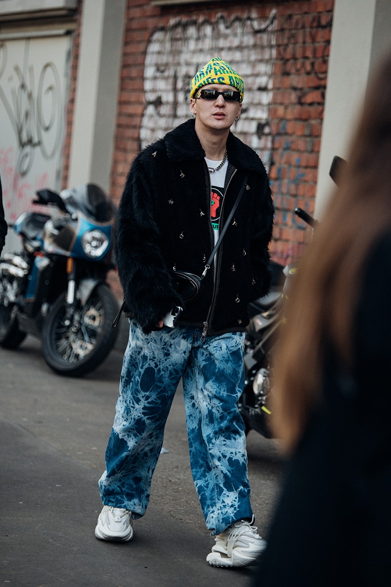 Streetstyle：ミラノ・ファッションウィーク2023年秋冬 Wild Colors and Audacious Patterns Dazzle Mens Milan Fashion Week FW23 Street Style fall winter 2023 fendi gucci adidas baguette kim jones prada raf simons charles jeffrey loverboy milanese etro charles jeffrey loverboy
