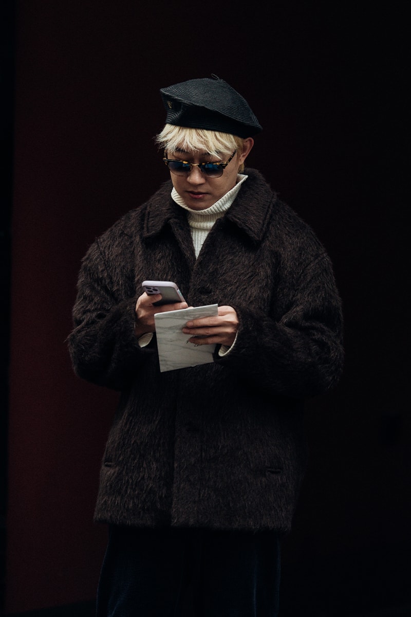 Streetstyle：ミラノ・ファッションウィーク2023年秋冬 Wild Colors and Audacious Patterns Dazzle Mens Milan Fashion Week FW23 Street Style fall winter 2023 fendi gucci adidas baguette kim jones prada raf simons charles jeffrey loverboy milanese etro charles jeffrey loverboy