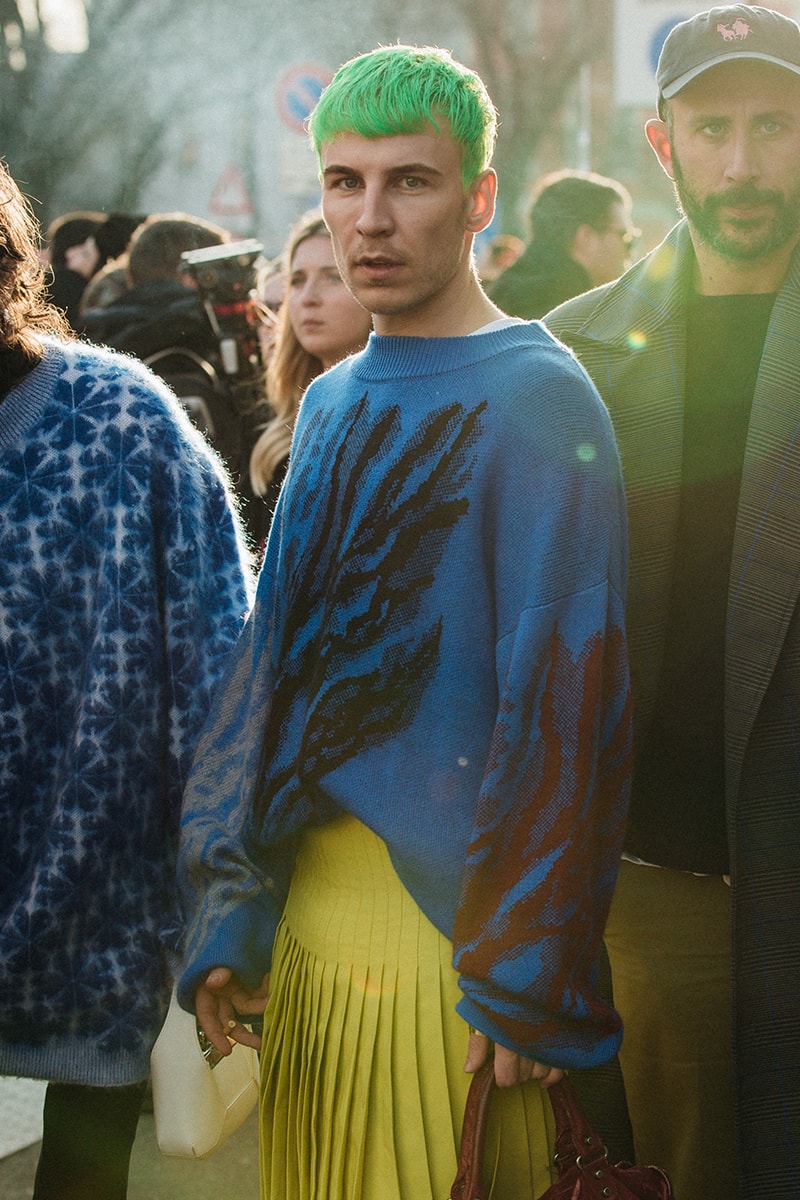 Streetstyle：ミラノ・ファッションウィーク2023年秋冬 Wild Colors and Audacious Patterns Dazzle Mens Milan Fashion Week FW23 Street Style fall winter 2023 fendi gucci adidas baguette kim jones prada raf simons charles jeffrey loverboy milanese etro charles jeffrey loverboy