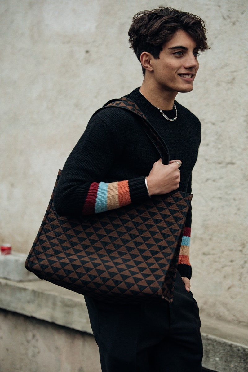 Streetstyle：ミラノ・ファッションウィーク2023年秋冬 Wild Colors and Audacious Patterns Dazzle Mens Milan Fashion Week FW23 Street Style fall winter 2023 fendi gucci adidas baguette kim jones prada raf simons charles jeffrey loverboy milanese etro charles jeffrey loverboy