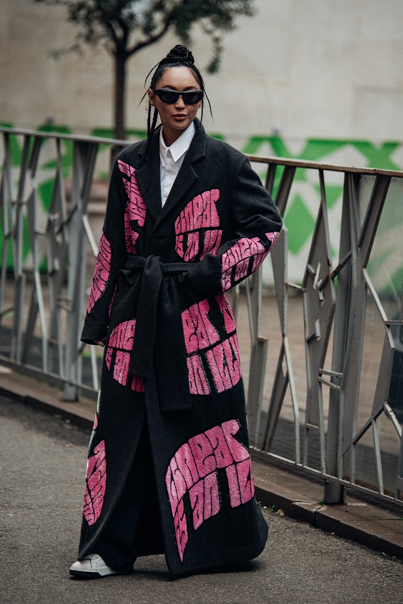 Streetstyle：ミラノ・ファッションウィーク2023年秋冬 Wild Colors and Audacious Patterns Dazzle Mens Milan Fashion Week FW23 Street Style fall winter 2023 fendi gucci adidas baguette kim jones prada raf simons charles jeffrey loverboy milanese etro charles jeffrey loverboy