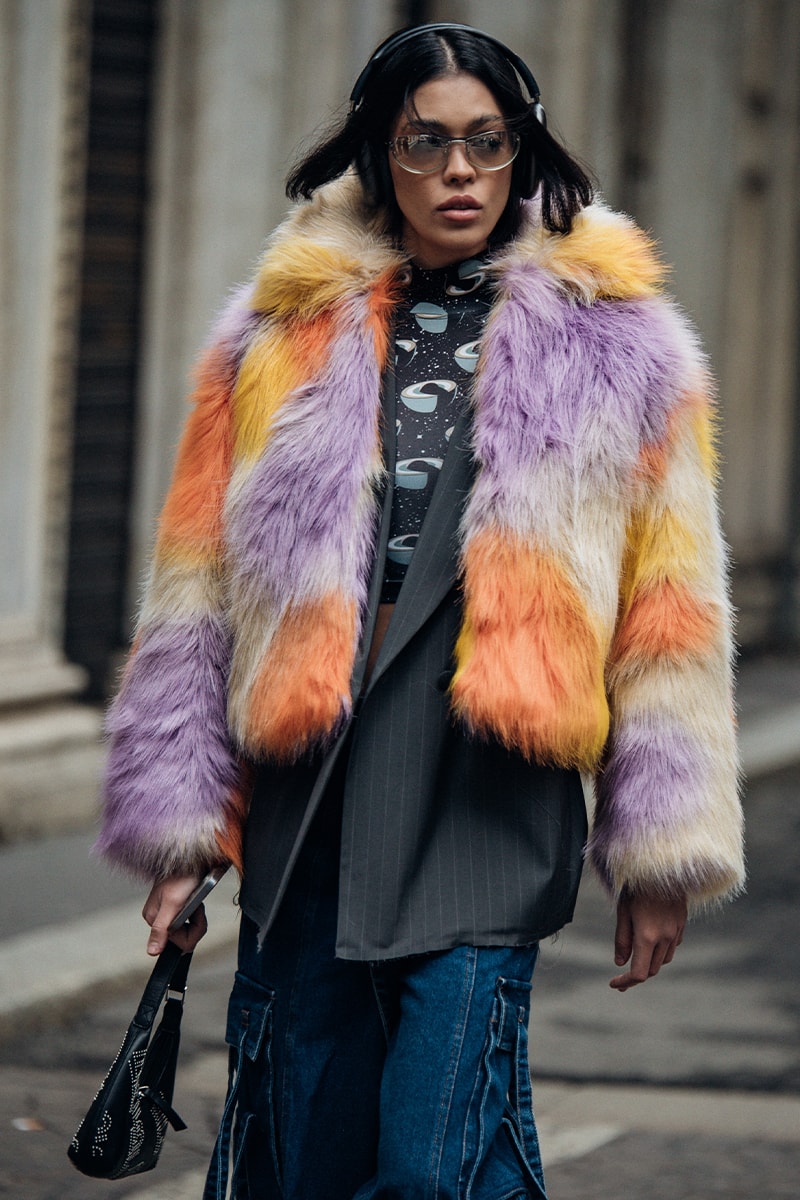 Streetstyle：ミラノ・ファッションウィーク2023年秋冬 Wild Colors and Audacious Patterns Dazzle Mens Milan Fashion Week FW23 Street Style fall winter 2023 fendi gucci adidas baguette kim jones prada raf simons charles jeffrey loverboy milanese etro charles jeffrey loverboy
