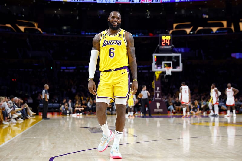 レブロン・ジェームズの48得点の活躍により NBA レイカーズが連敗を脱出