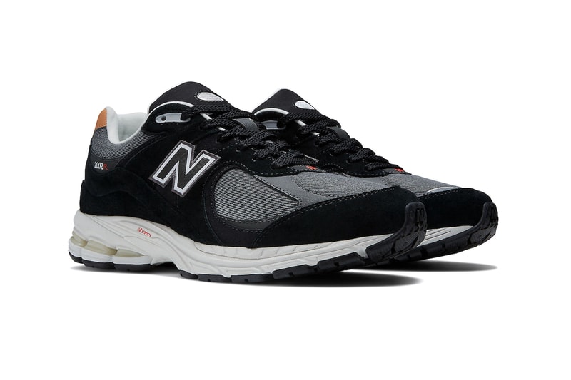 ニューバランスの新定番 2002R に新作 “デニムパック” が登場 New Balance Offers Three 2002R’s in Its New "Denim Pack" Available in “Atlantic Blue,” black, and white colorways.