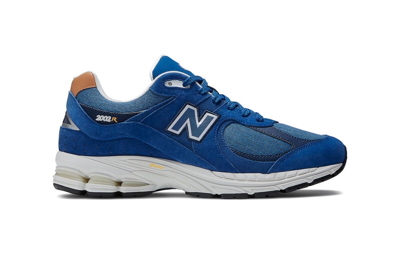 ニューバランスの新定番 2002R に新作 “デニムパック” が登場 New Balance Offers Three 2002R’s in Its New "Denim Pack" Available in “Atlantic Blue,” black, and white colorways.