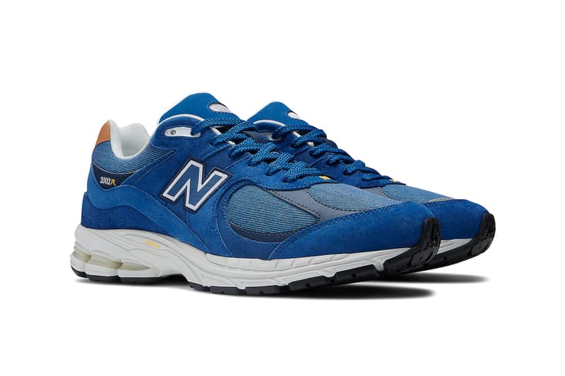 ニューバランスの新定番 2002R に新作 “デニムパック” が登場 New Balance Offers Three 2002R’s in Its New "Denim Pack" Available in “Atlantic Blue,” black, and white colorways.