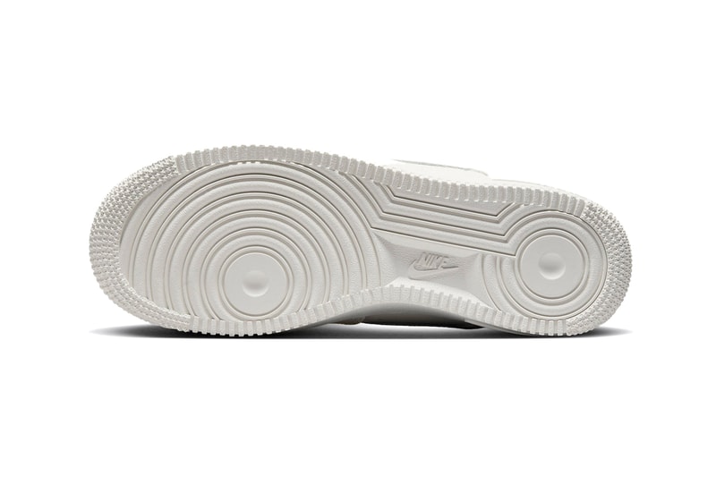 ナイキからスウッシュにクロムキャップをあしらったエアフォース 1の新作が登場 Nike Air Force 1 Sail Chrome Swoosh Sneaker Trainer Footwear Style Fashion Rope Laces Rubber Outsole 