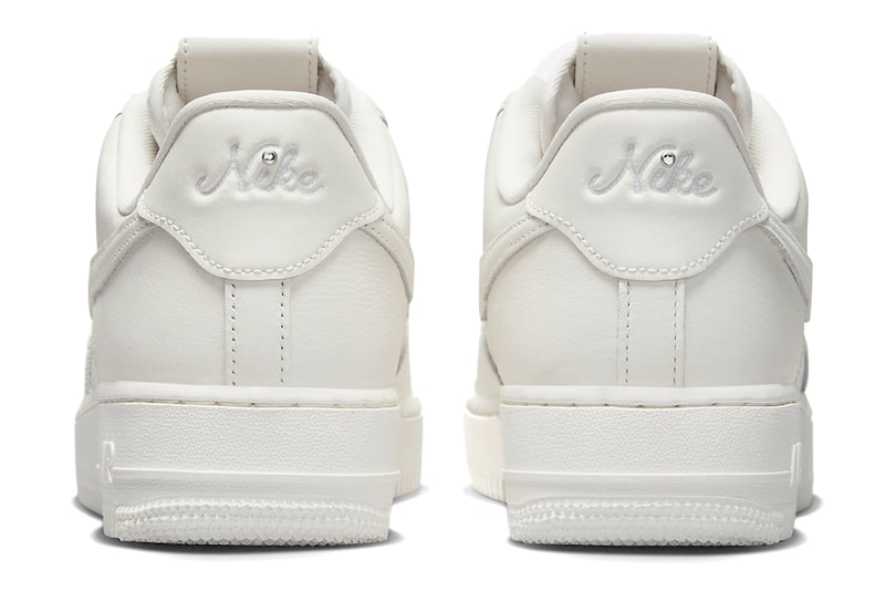 ナイキからスウッシュにクロムキャップをあしらったエアフォース 1の新作が登場 Nike Air Force 1 Sail Chrome Swoosh Sneaker Trainer Footwear Style Fashion Rope Laces Rubber Outsole 