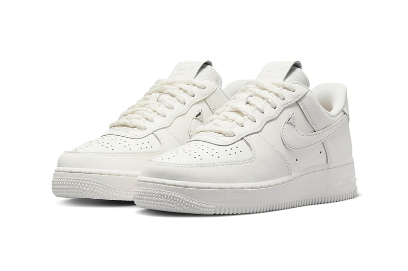 ナイキからスウッシュにクロムキャップをあしらったエアフォース 1の新作が登場 Nike Air Force 1 Sail Chrome Swoosh Sneaker Trainer Footwear Style Fashion Rope Laces Rubber Outsole 