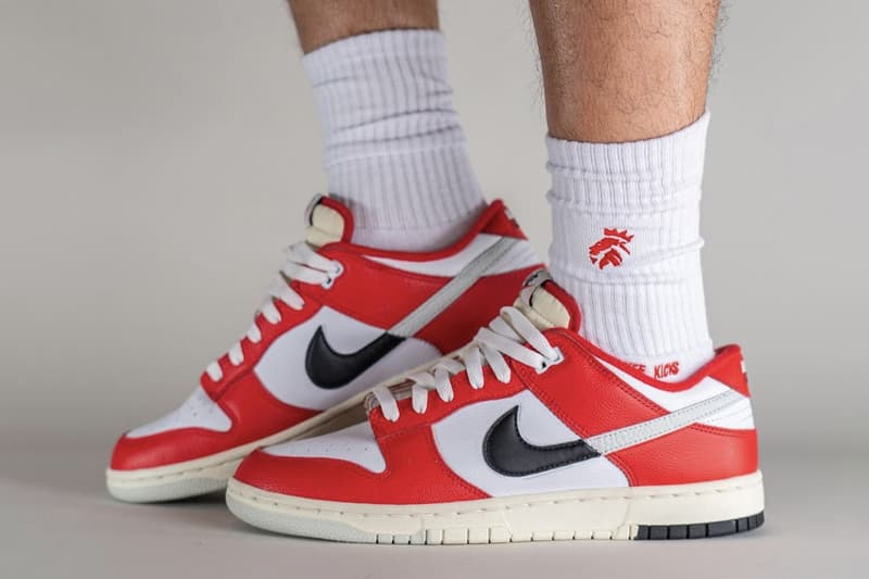 ナイキダンクローにブルズカラーを纏った新色 “シカゴ スプリット“ が登場か On-Foot Look at the Nike Dunk Low "Chicago Split" Adding a twist to the classic “Chicago” colorway.