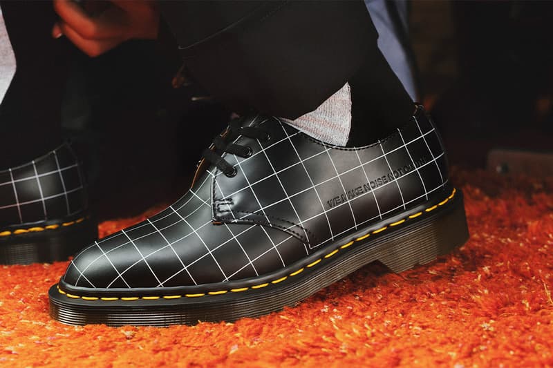 アンダーカバー x ドクターマーチンによる2023年春夏シーズンの最新コラボシューズが発売 Undercover and Dr. Martens Take a Trip to the Cinema in New 1461 Collaboration Featuring Undercover’s checkered pattern and embossed slogan “WE MAKE NOISE NOT CLOTHES.”