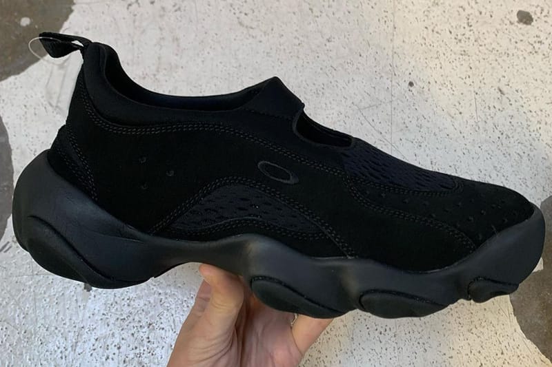 Junya Watanabe MAN x OAKLEY によるコラボフットウェアの最新ビジュアルが浮上