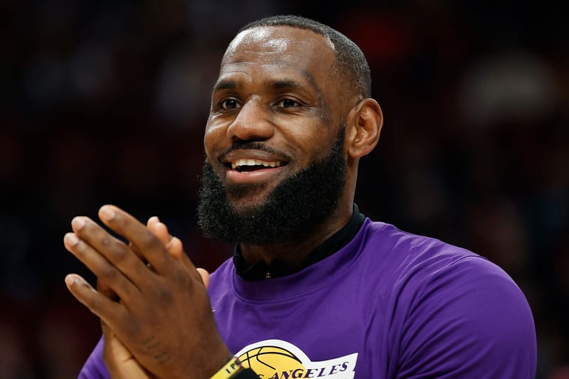 レブロン・ジェームズが早くも Tiffany & Co. x Nike のアイテムを着用