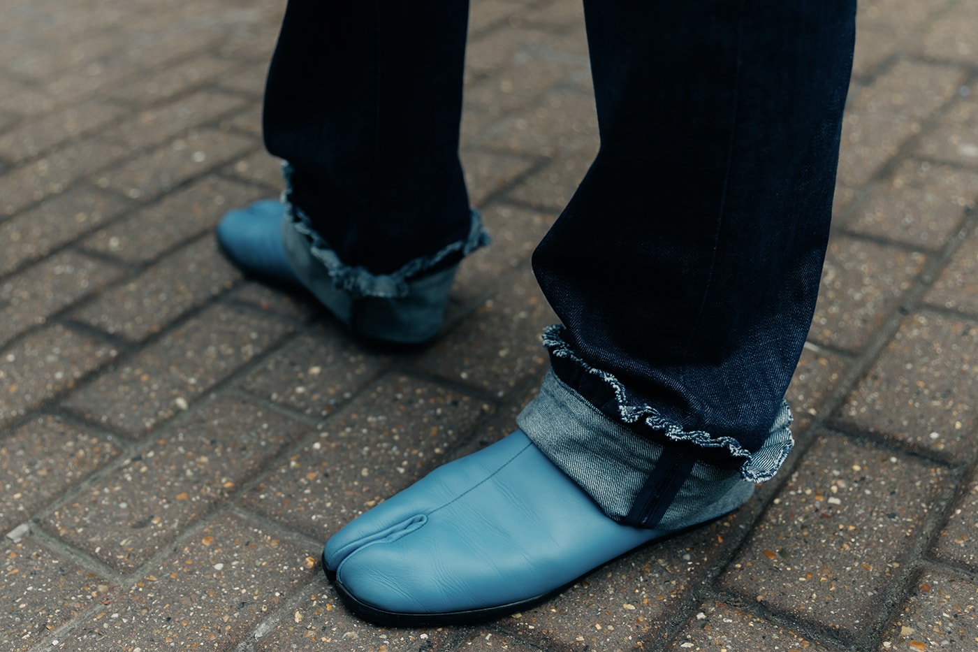 2023年秋冬ロンドン・ファッションウィークにおけるフットウェアのトレンドをチェック Biggest Street Style Footwear Trends From London York Fashion Week FW23 fallwinter 2023 salomon margiela tabi reebok nike air humara 