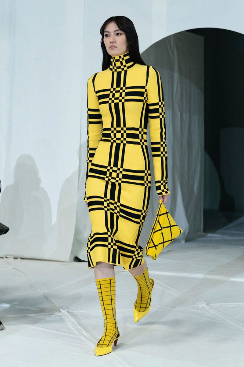 マルニ 2023年秋冬コレクション  Marni Fall winter23 Makes Striking Statements With Just Four Colors In Tokyo, creative director Francesco Risso presented the range at Yoyogi National Gymnasium.
