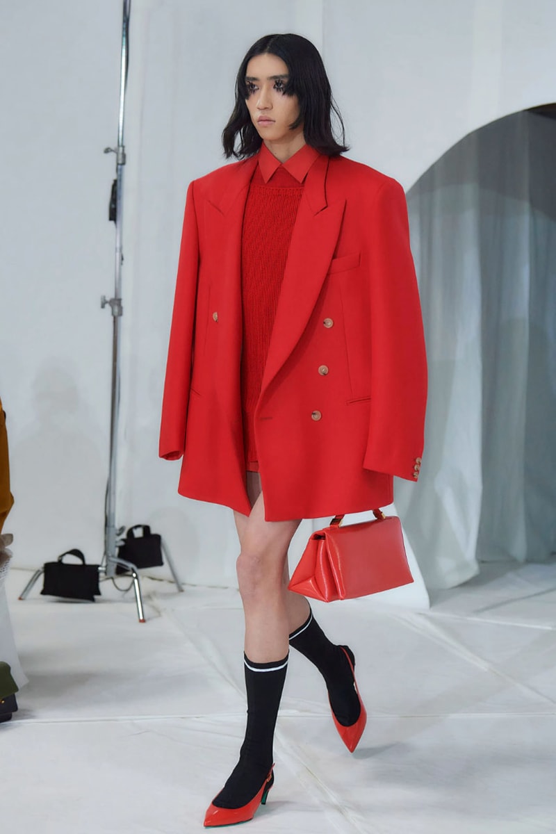 マルニ 2023年秋冬コレクション  Marni Fall winter23 Makes Striking Statements With Just Four Colors In Tokyo, creative director Francesco Risso presented the range at Yoyogi National Gymnasium.