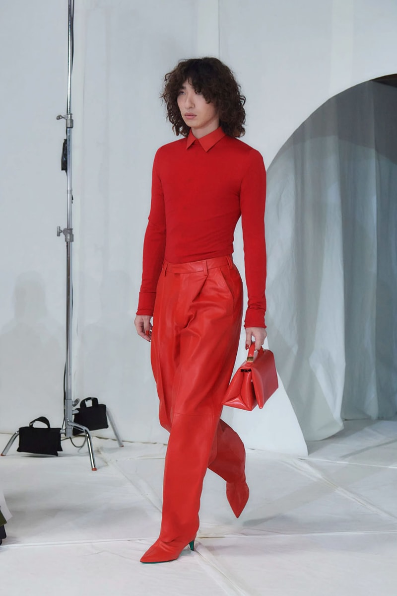 マルニ 2023年秋冬コレクション  Marni Fall winter23 Makes Striking Statements With Just Four Colors In Tokyo, creative director Francesco Risso presented the range at Yoyogi National Gymnasium.