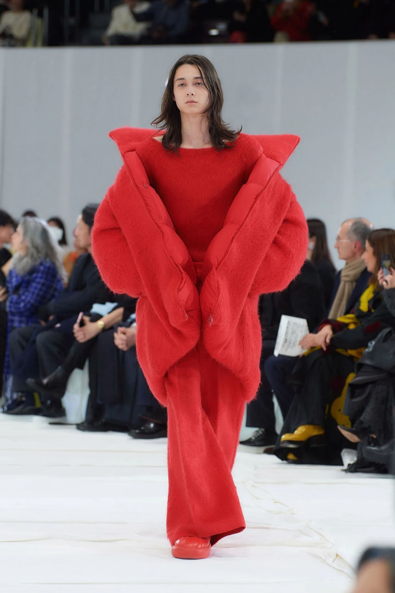 マルニ 2023年秋冬コレクション  Marni Fall winter23 Makes Striking Statements With Just Four Colors In Tokyo, creative director Francesco Risso presented the range at Yoyogi National Gymnasium.