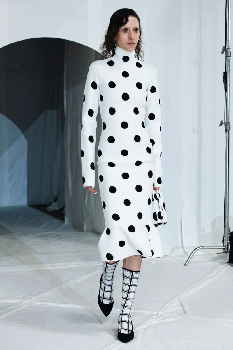 マルニ 2023年秋冬コレクション  Marni Fall winter23 Makes Striking Statements With Just Four Colors In Tokyo, creative director Francesco Risso presented the range at Yoyogi National Gymnasium.