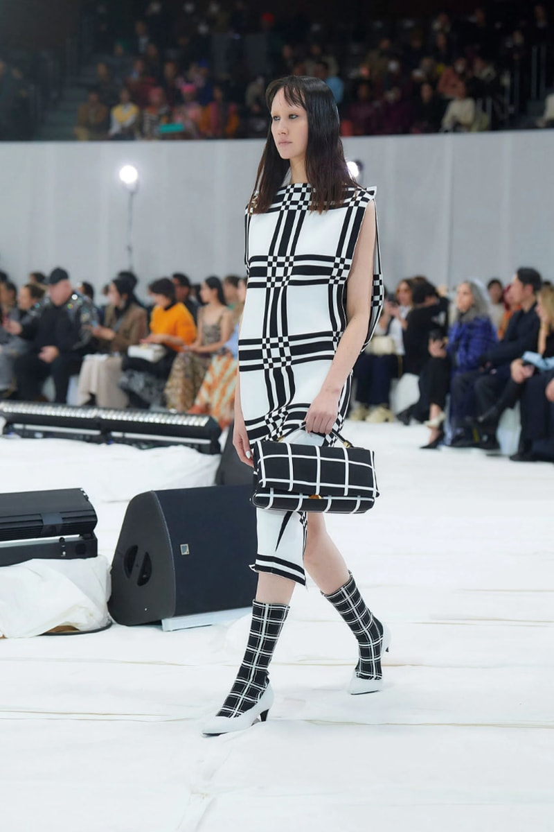 マルニ 2023年秋冬コレクション  Marni Fall winter23 Makes Striking Statements With Just Four Colors In Tokyo, creative director Francesco Risso presented the range at Yoyogi National Gymnasium.