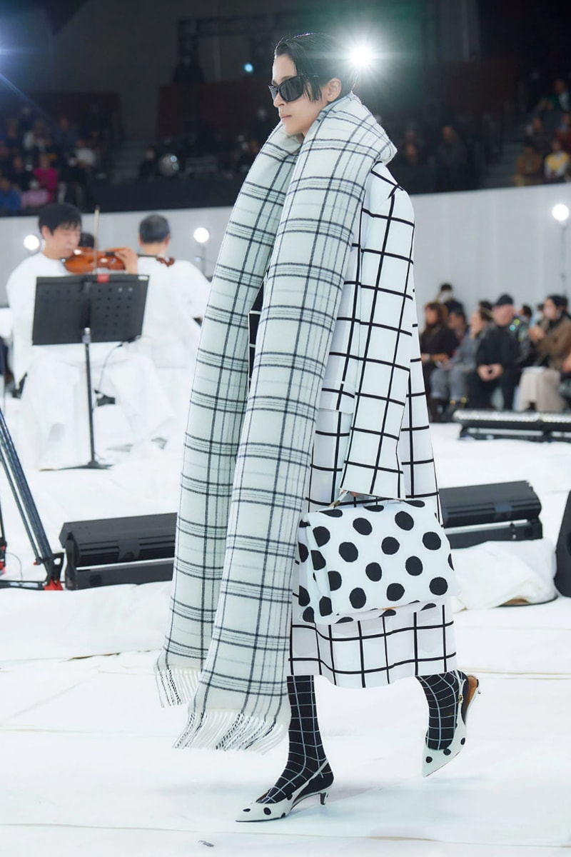 マルニ 2023年秋冬コレクション  Marni Fall winter23 Makes Striking Statements With Just Four Colors In Tokyo, creative director Francesco Risso presented the range at Yoyogi National Gymnasium.