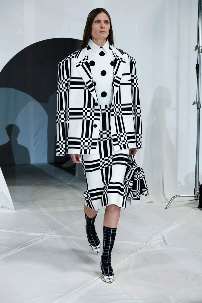 マルニ 2023年秋冬コレクション  Marni Fall winter23 Makes Striking Statements With Just Four Colors In Tokyo, creative director Francesco Risso presented the range at Yoyogi National Gymnasium.