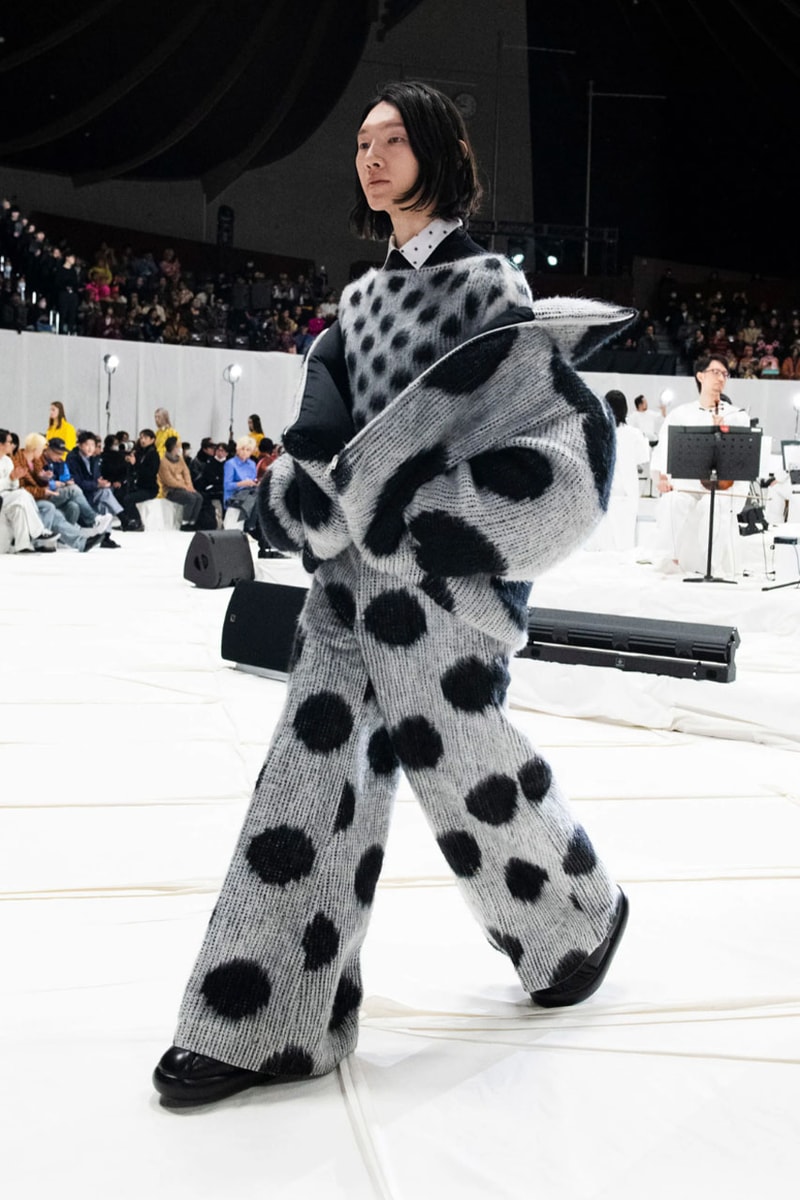 マルニ 2023年秋冬コレクション  Marni Fall winter23 Makes Striking Statements With Just Four Colors In Tokyo, creative director Francesco Risso presented the range at Yoyogi National Gymnasium.