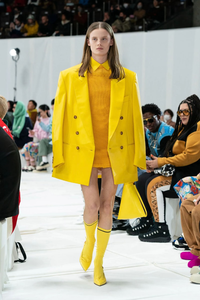 マルニ 2023年秋冬コレクション  Marni Fall winter23 Makes Striking Statements With Just Four Colors In Tokyo, creative director Francesco Risso presented the range at Yoyogi National Gymnasium.